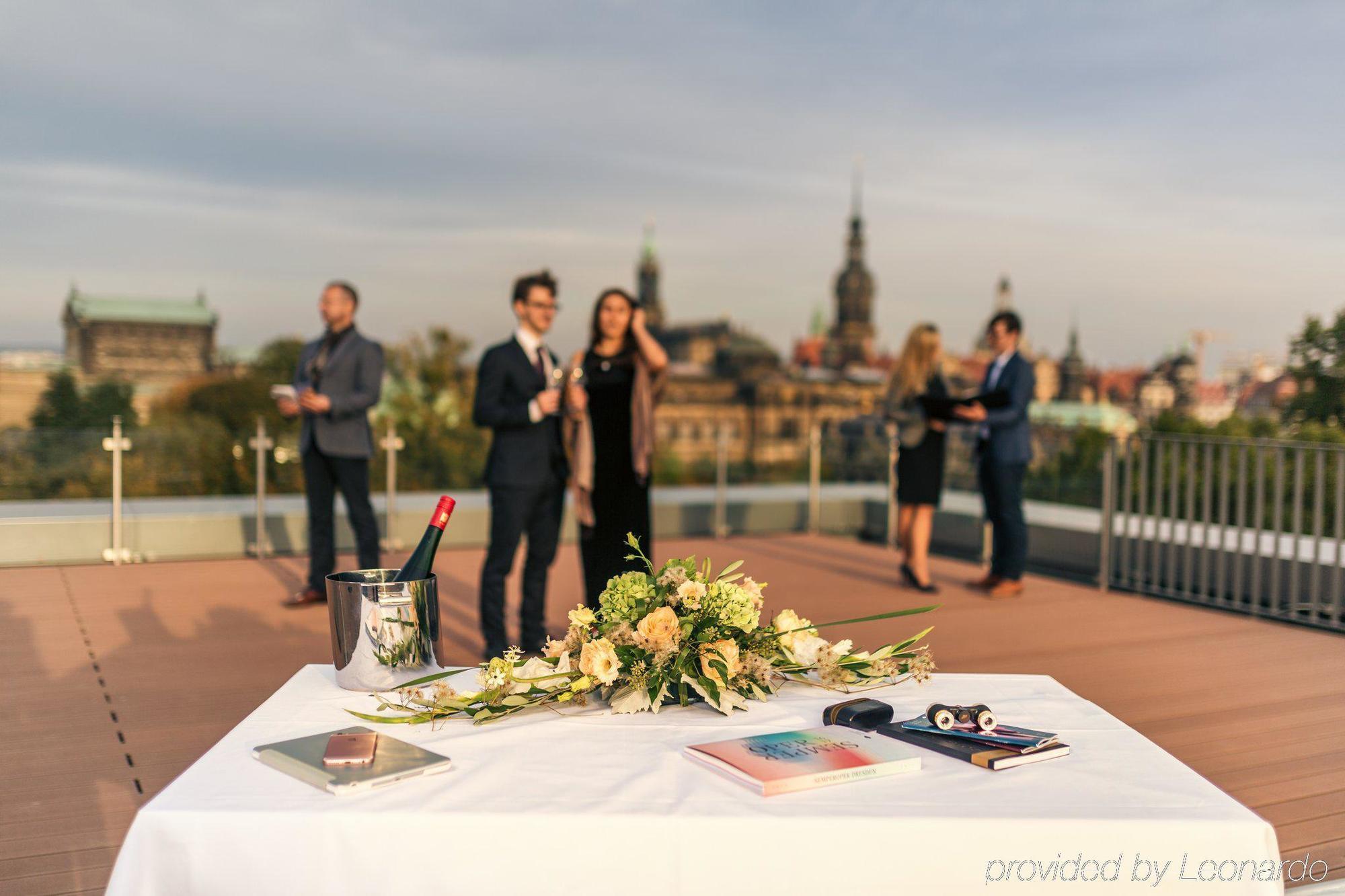 ドレスデン レジデンツ アム ツヴィンガーアパートホテル エクステリア 写真 The wedding ceremony