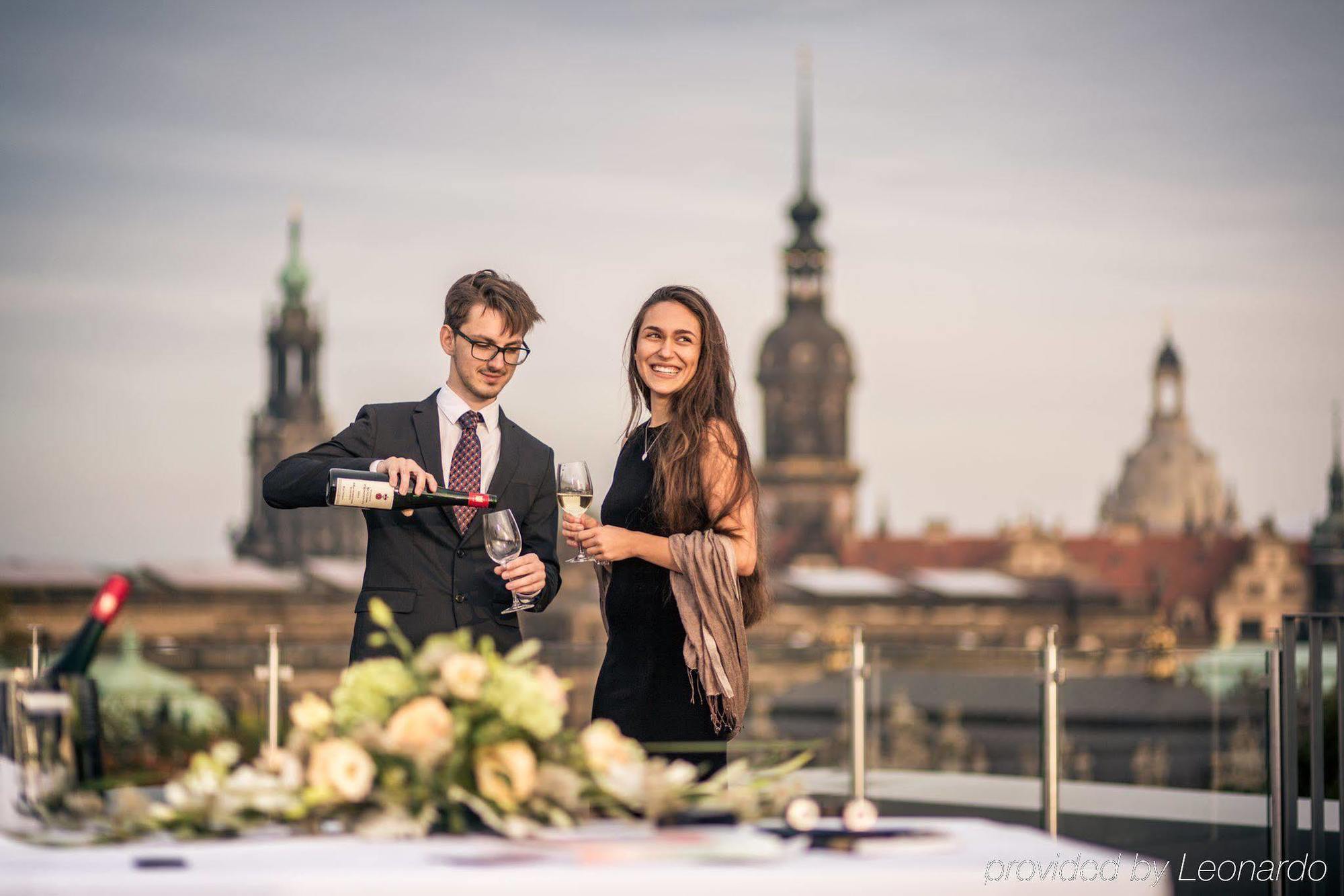 ドレスデン レジデンツ アム ツヴィンガーアパートホテル エクステリア 写真 Wedding on the Elbe