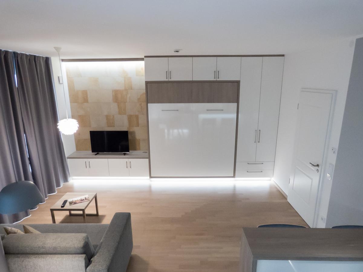 ドレスデン レジデンツ アム ツヴィンガーアパートホテル エクステリア 写真 A wall bed in a living room